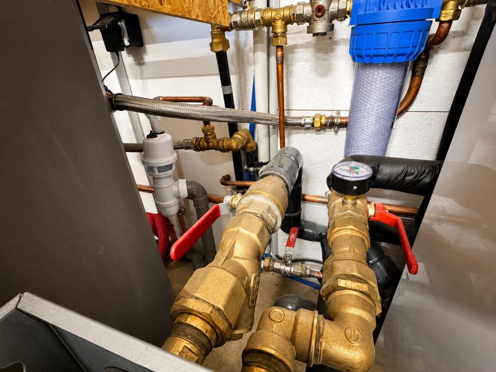 Circulateurs de chauffage et vannes en laiton dans une chaufferie