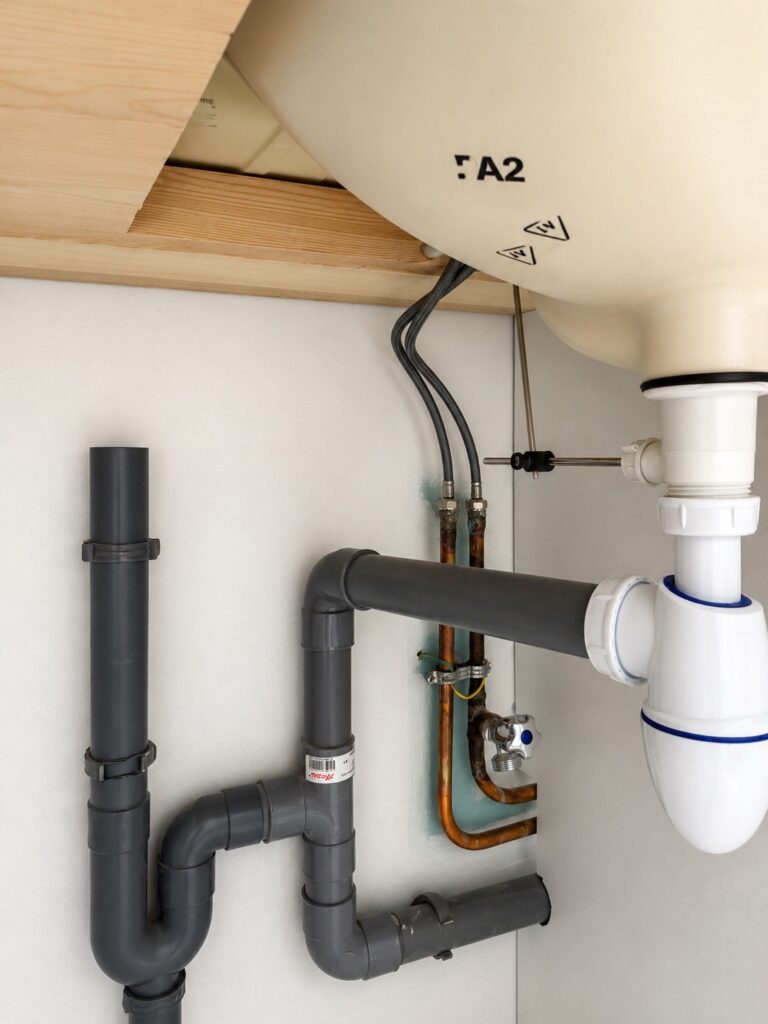 Évacuations sanitaires en PVC raccordées par un plombier à Arc-et-Senans